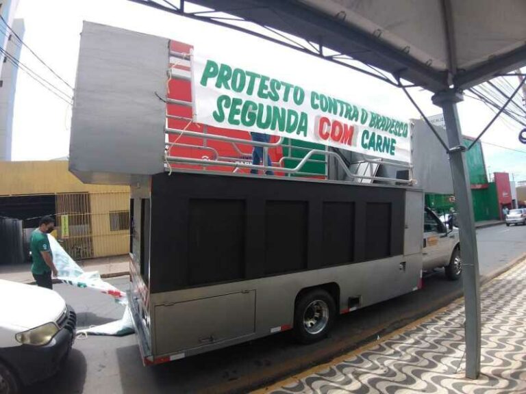 Protesto: Agro faz churrasco na porta do Bradesco e distribui espetinhos ao público em Cuiabá