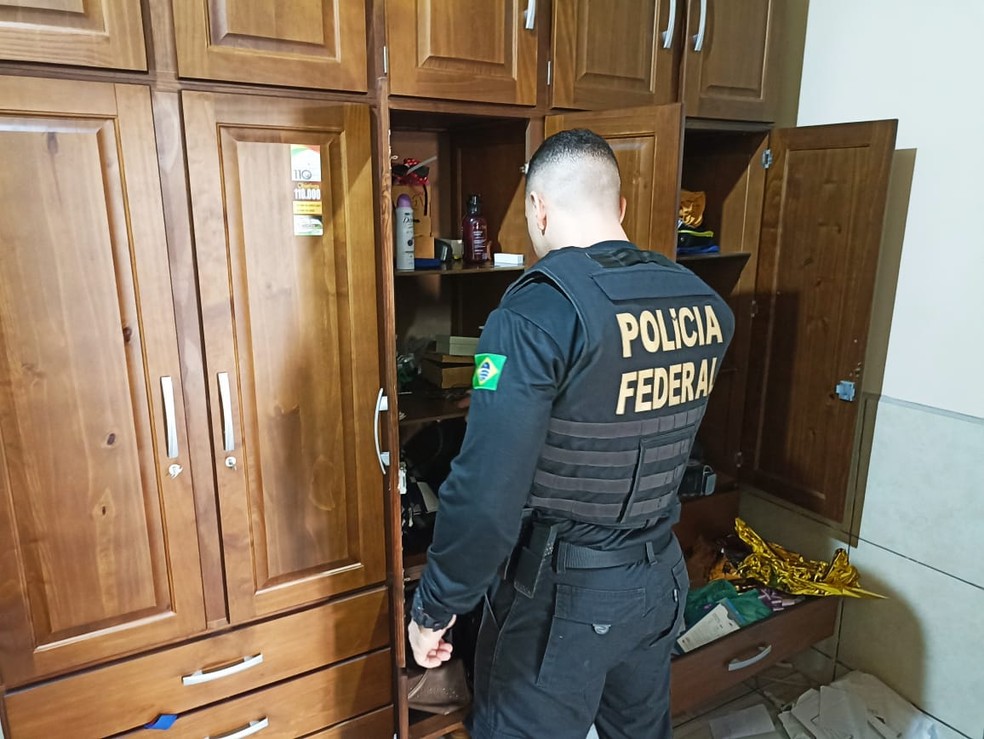Agente cumpre mandado de busca e apreensão em casa de investigado da operação Pedágio Jamari — Foto: PF/Reprodução