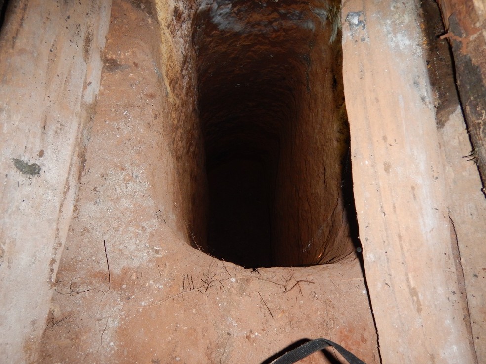 Buraco cavado pelo índio isolado. Funai acredita que construção seja por ação religiosa. — Foto: Reprodução/Funai