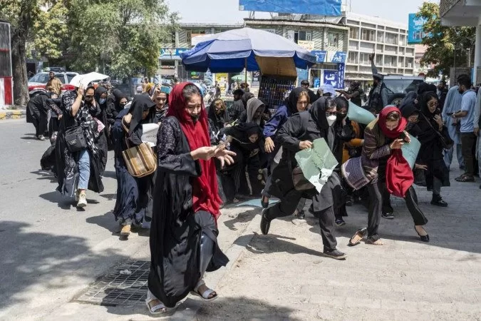 Refugiados afegãos se aglomeram em Guarulhos em busca de assistência