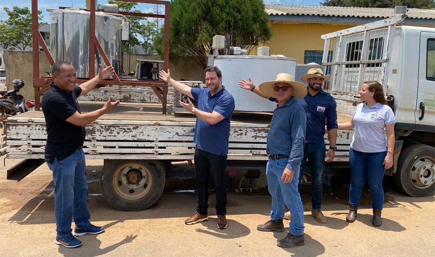 Presidente Alex Redano participa de entrega de veículo, tanques de leite e calcário