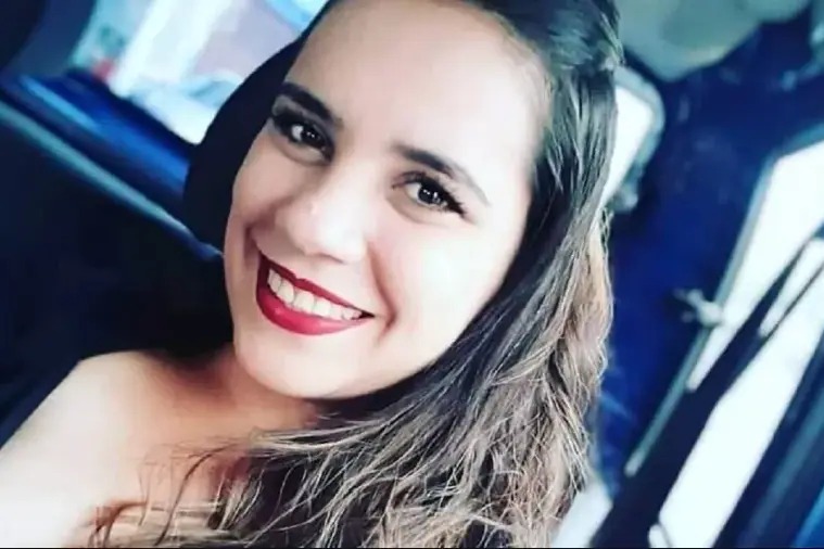 Mulher é achada morta com filha dormindo no colo; marido é suspeito