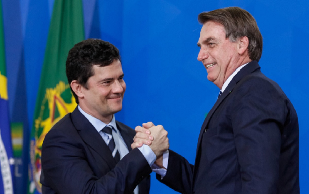 Moro liga para Bolsonaro e declara apoio contra Lula no segundo turno