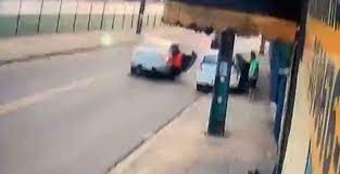 Idosa é arrastada por motorista de aplicativo e fica gravemente ferida; VEJA O VÍDEO