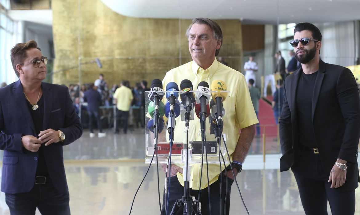 Bolsonaro recebe apoio de ex-senadores e cantores sertanejos