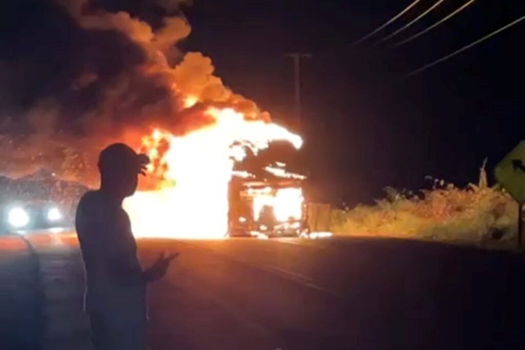 Ônibus carregado de acadêmicos que seguia de Espigão do Oeste para Pimenta Bueno explode na RO 387