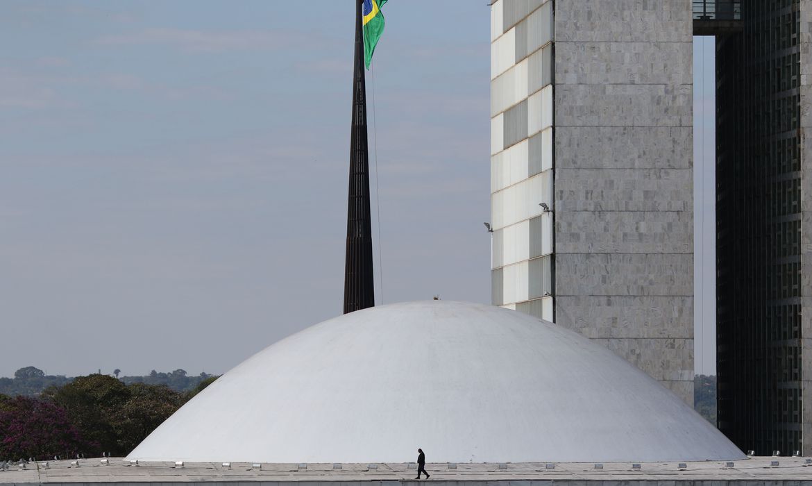 Senado aprova realocação de verba para piso da enfermagem