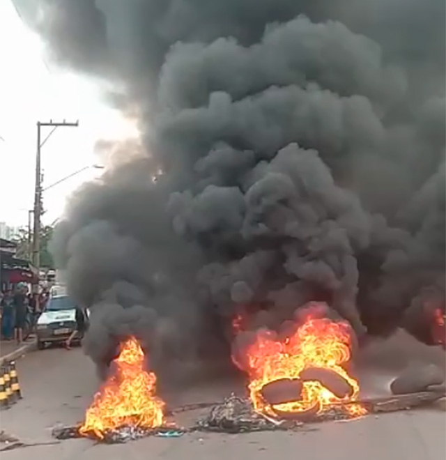 Vídeo: manifestantes bloqueiam a BR-319 em protesto contra destruição de dragas pela PF e Ibama