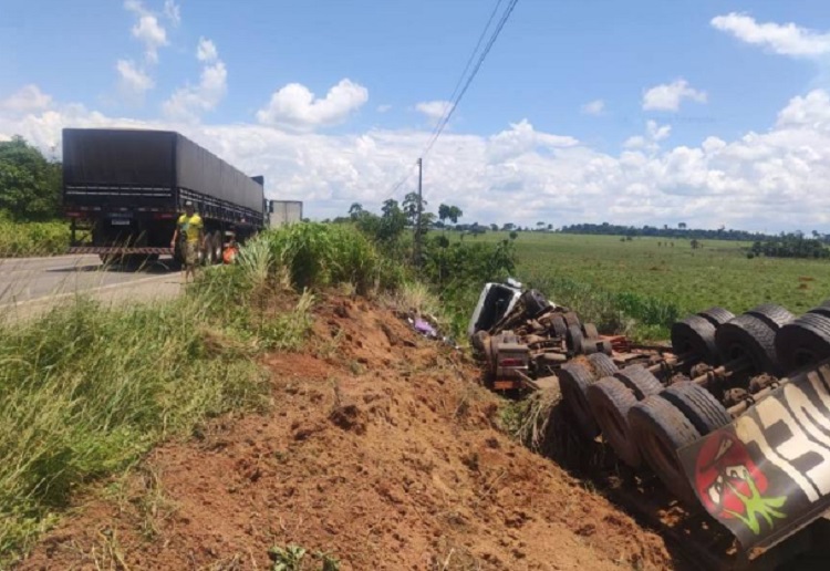 Caminhoneiro tomba carreta em rodovia de Rondônia para evitar atropelamento de dezenas de manifestantes