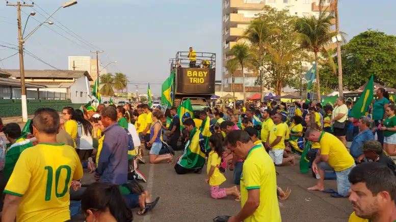 Ventanias, chuvas, raios e trovoadas não impediriam os Rondonienses de se manifestarem em frente ao Quartel Militar; movimento pacífico completa 17 dias de protestos no estado — Confira o vídeo