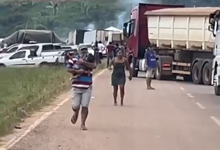 Bebê é afetado por bombas e gás lacrimogêneo durante desobstrução de Rodovia no Pará; confira o vídeo