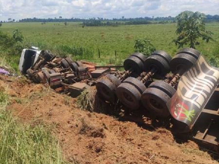 Caminhoneiro tomba carreta em rodovia de Rondônia para evitar atropelamento de dezenas de manifestantes