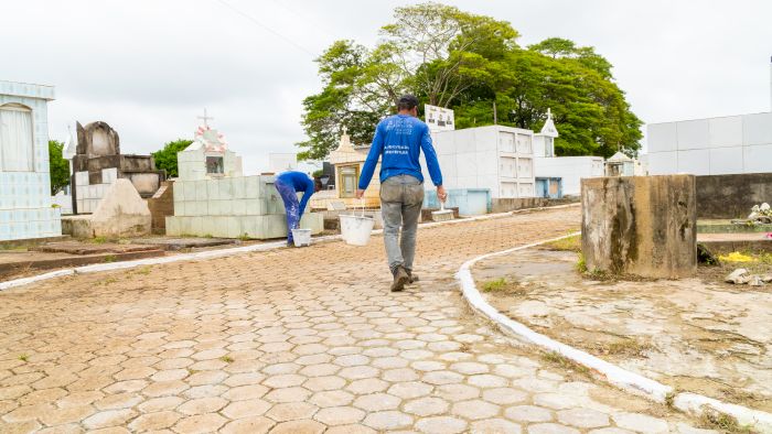 Prefeitura realiza limpeza nos cemitérios administrados pelo Município