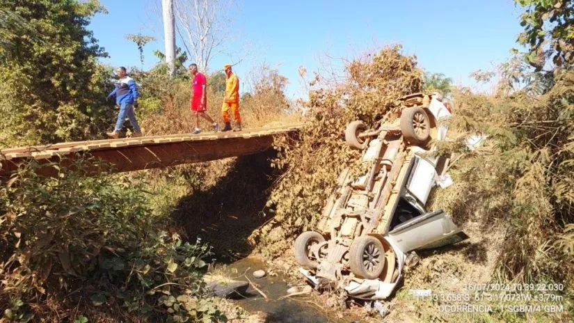 Casal de idosos morre após caminhonete cair da ponte em igarapé na zona rural entre Espigão do Oeste e Cacoal