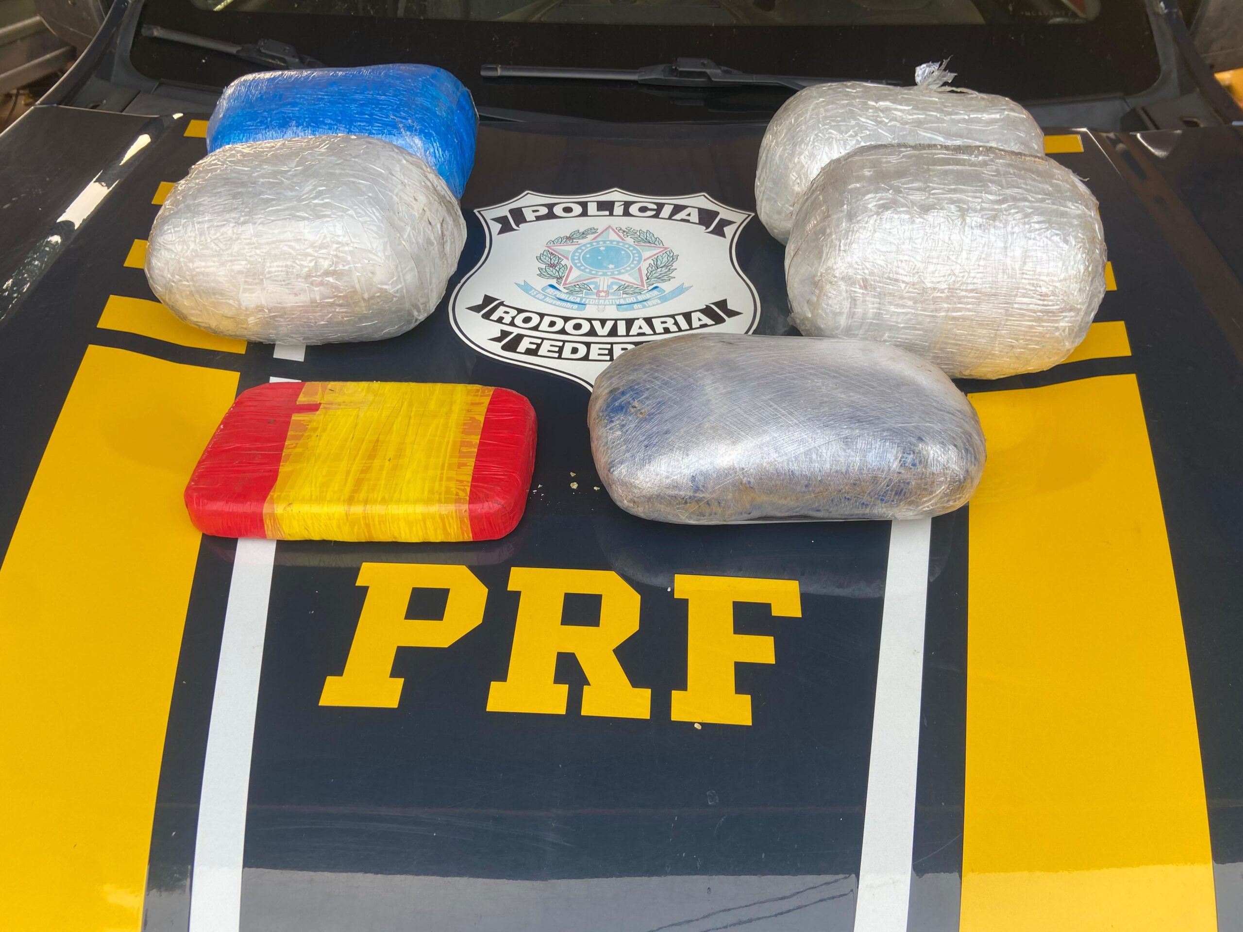 PRF intercepta mais de 6 kg de entorpecentes durante fiscalização em táxi