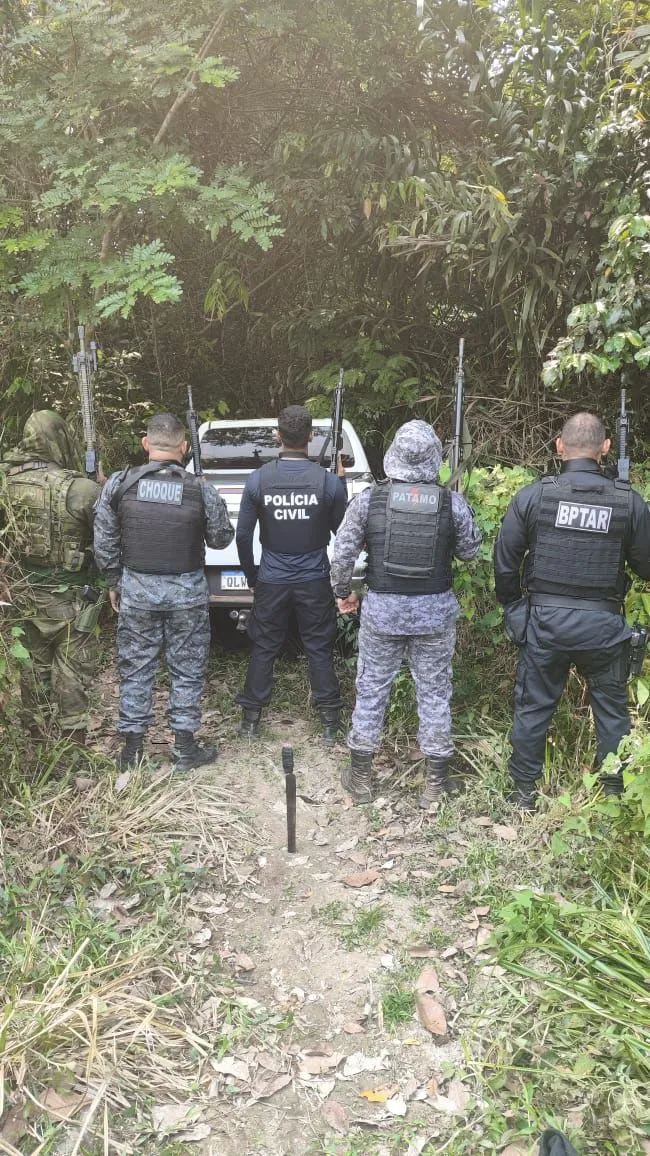 Em Guajará Mirim: forças de segurança da fronteira recuperam camionete roubada e apreendem armas de fogo