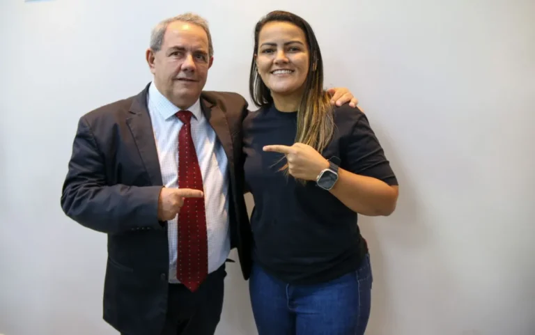 Cássia Ferreira Corá: Uma Nova Voz para Cacoal