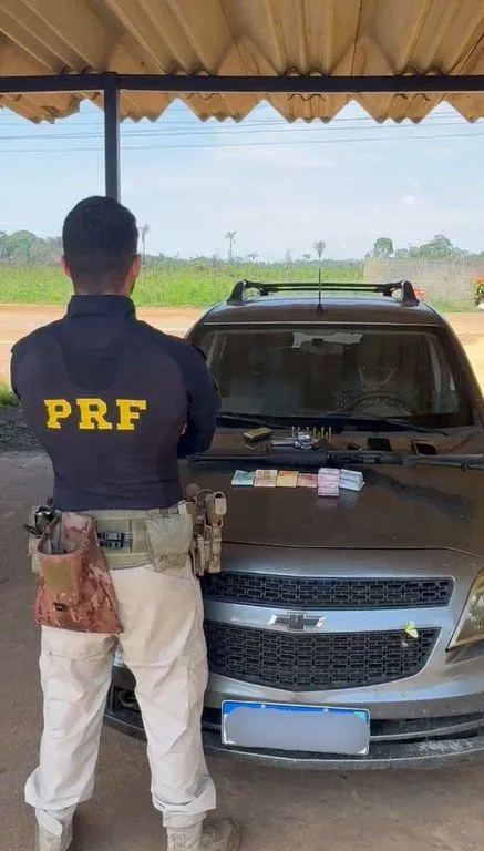 PRF recupera veículo roubado e apreende armas em Porto Velho