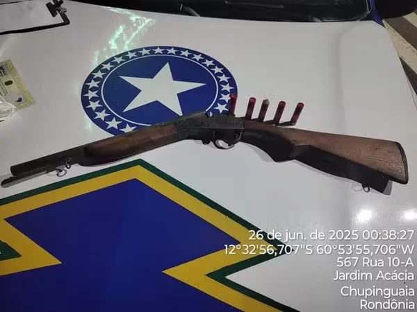 Adolescente é apreendido após ostentar espingarda nas redes sociais em Chupinguaia