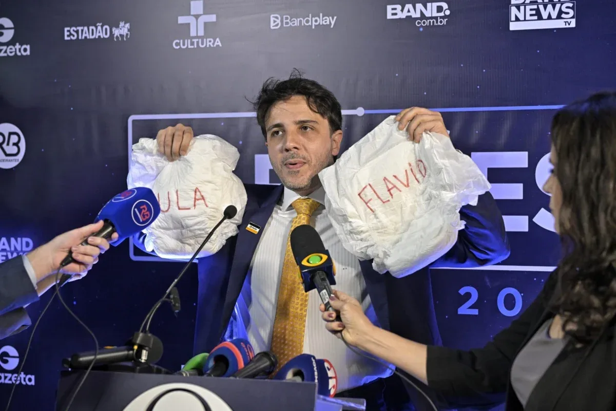 Renan Santos provocou Lula e Flàvio com fraldas na chegada ao debate